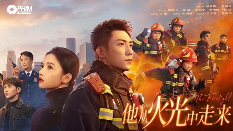 Anh Ấy Bước Ra Từ Ánh Lửa kể về câu chuyện của Lâm Lục Kiêu, một lính cứu hoả dày dạn kinh nghiệm, và Nam Sơ, một nữ diễn viên nổi tiếng